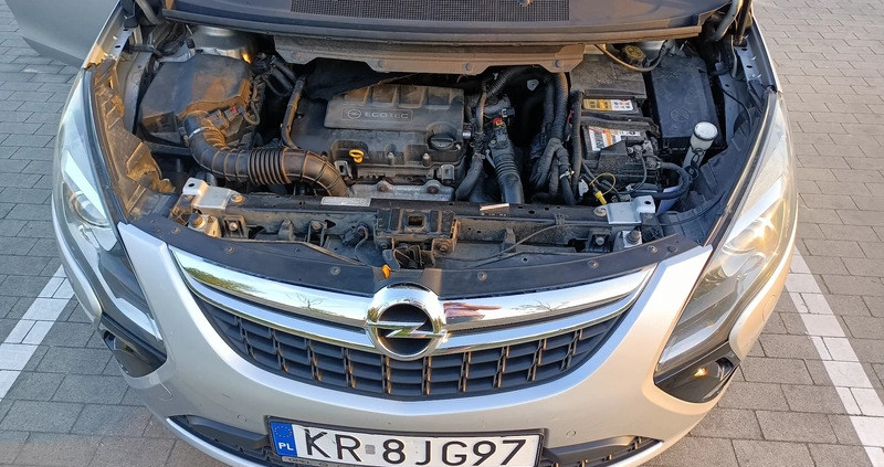 Opel Zafira cena 36000 przebieg: 253000, rok produkcji 2012 z Łasin małe 781